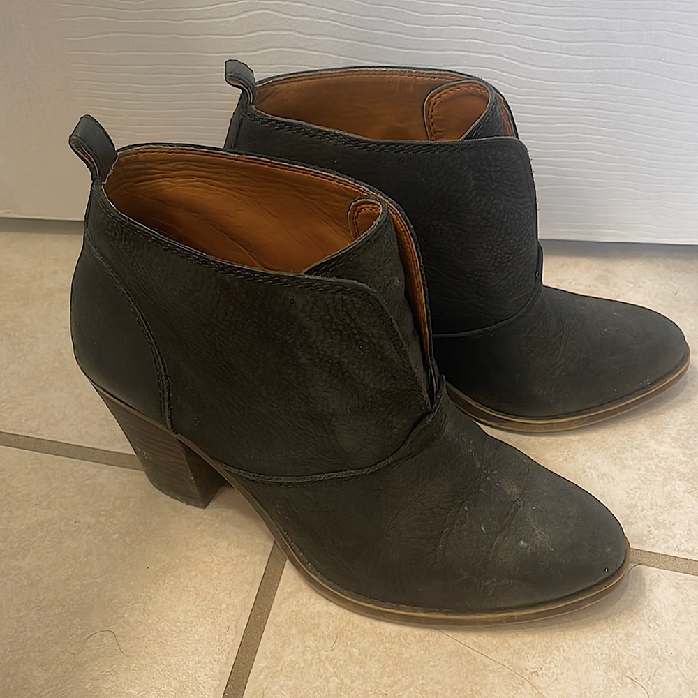Lucky brand black leather bootie size 8